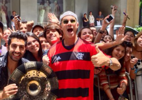 Após limpar a bunda, baterista do Red Hot se retrata e veste a camisa do Flamengo 